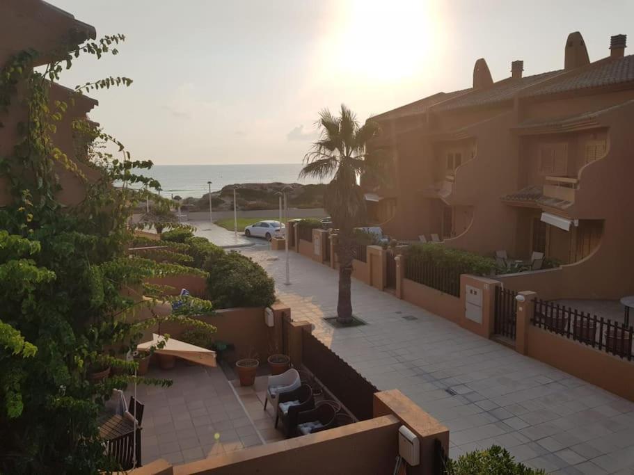 ולנסיה Chalet Adosado En La Playa De El Perellonet Con Piscina, Pista Tenis מראה חיצוני תמונה