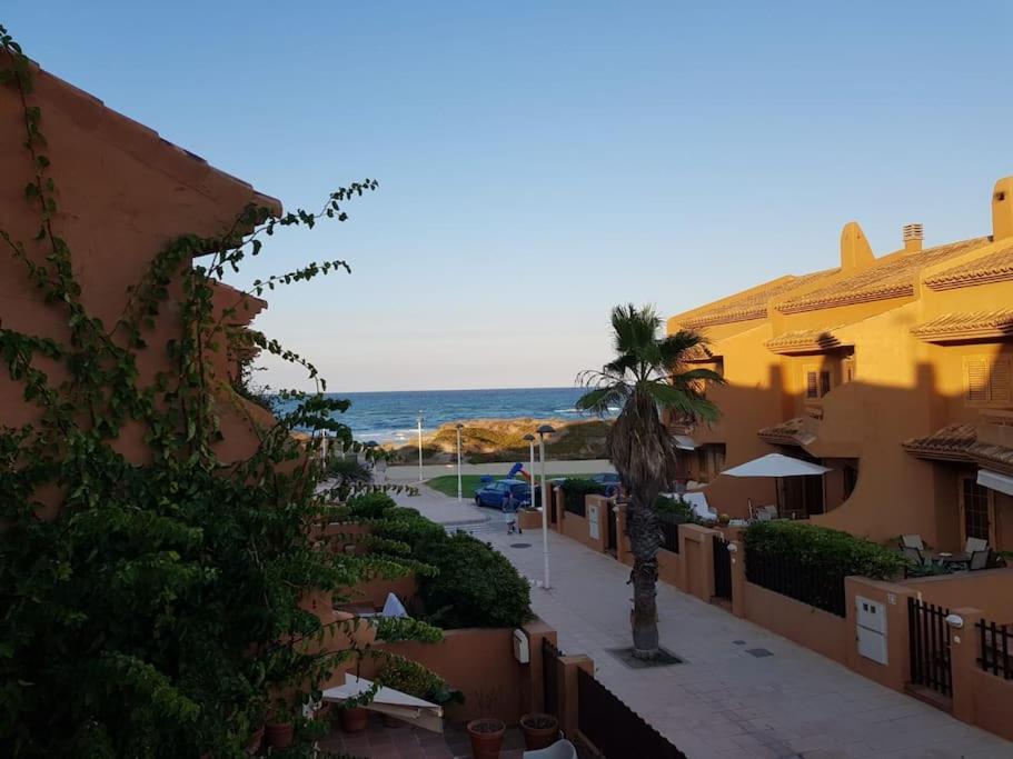 ולנסיה Chalet Adosado En La Playa De El Perellonet Con Piscina, Pista Tenis מראה חיצוני תמונה